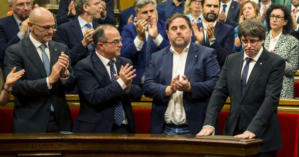 Foto: El presidente de la Generalitat, Carles Puigdemont (c), tras su discurso ante el pleno del Parlament. (EFE)