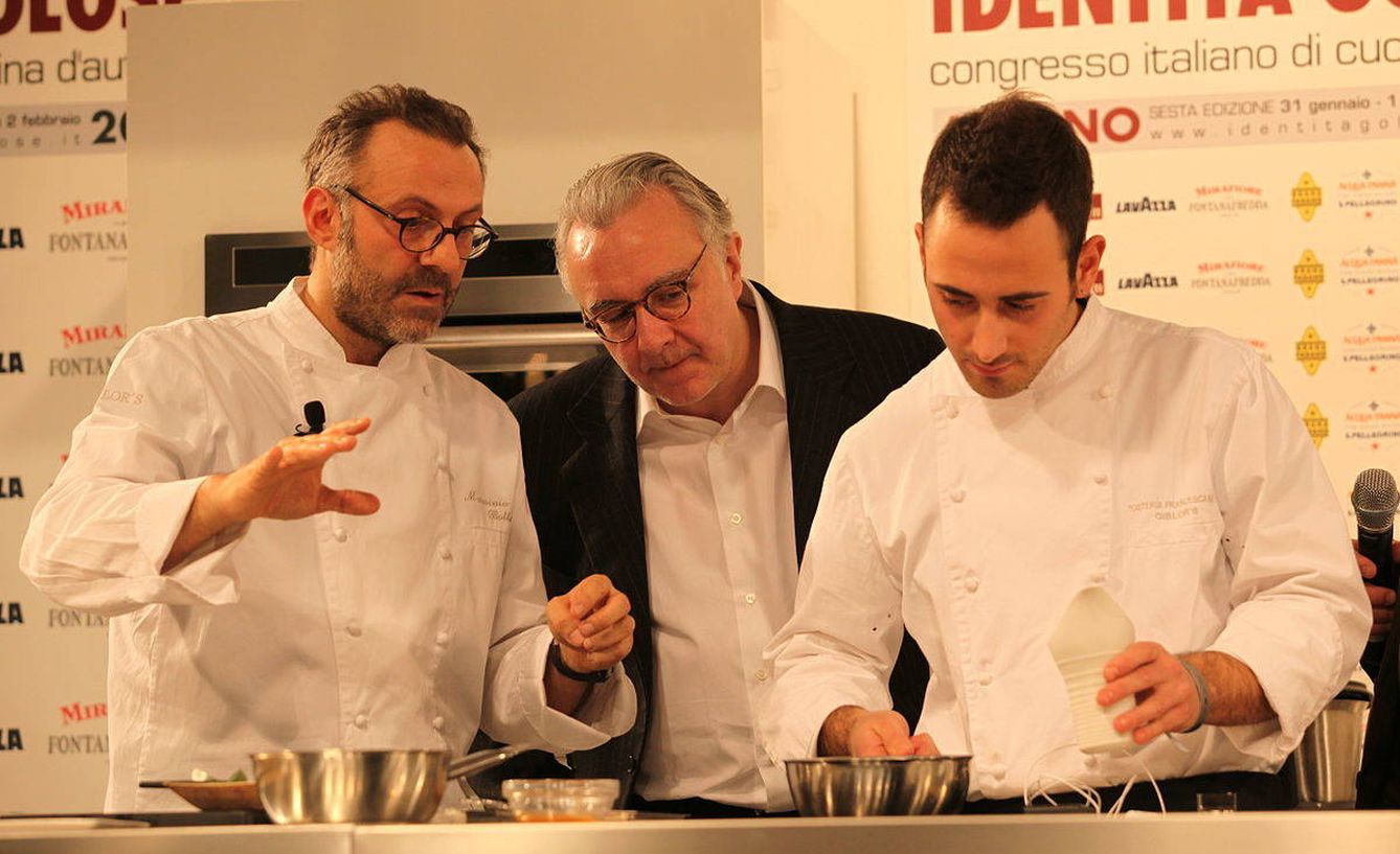 De izda a dcha, los chefs Massimo Bottura y Alain Ducasse durante el Congreso Italiano de Cocina de Autor de 2010.