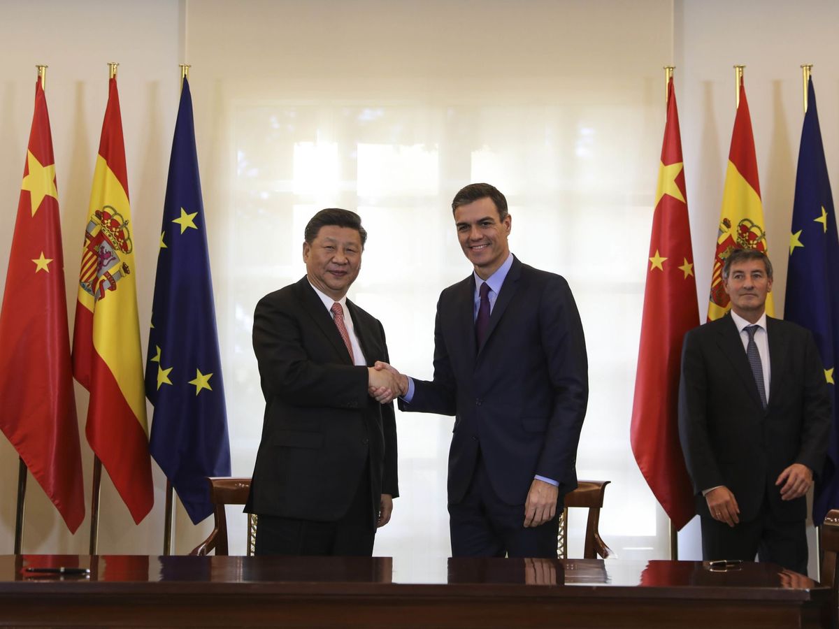 Foto: El presidente de China, Xi Jinping, junto a Pedro Sánchez, en una visita a Moncloa. (Reuters)