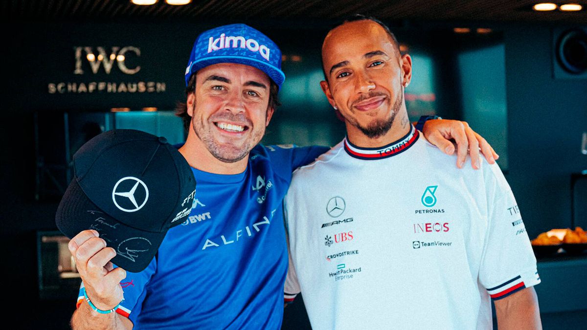 "Ya es mía". Fernando Alonso se disculpa y se lleva la gorra dedicada por Lewis Hamilton