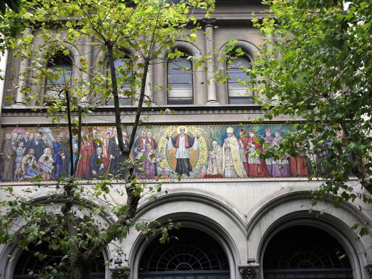 Foto: Mosaico de la fachada de la Basílica San José Oriol, en Barcelona. Foto: CC
