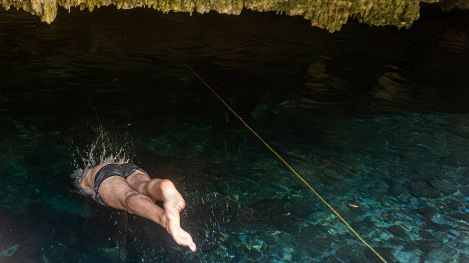 Cenote de Yaaxmul, con siete millones de años de antigüedad. (F. Morales)