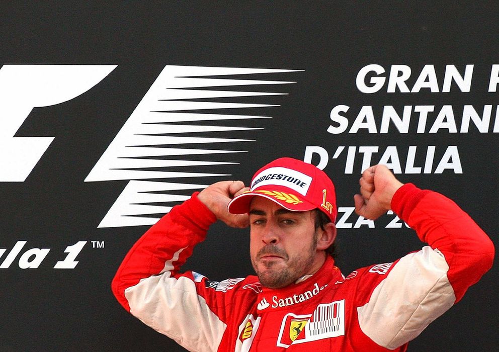 Foto: Fernando Alonso celebrando su única victoria en Italia vestido de rojo.