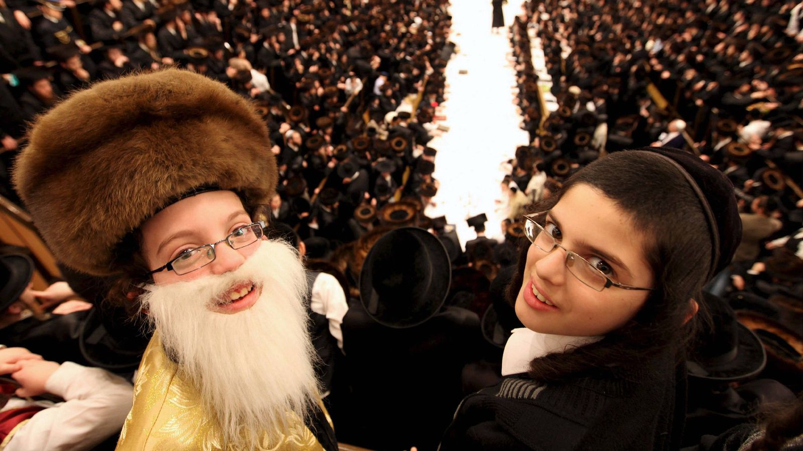 Foto: Niños disfrazados de rabinos en una sinagoga (EFE)
