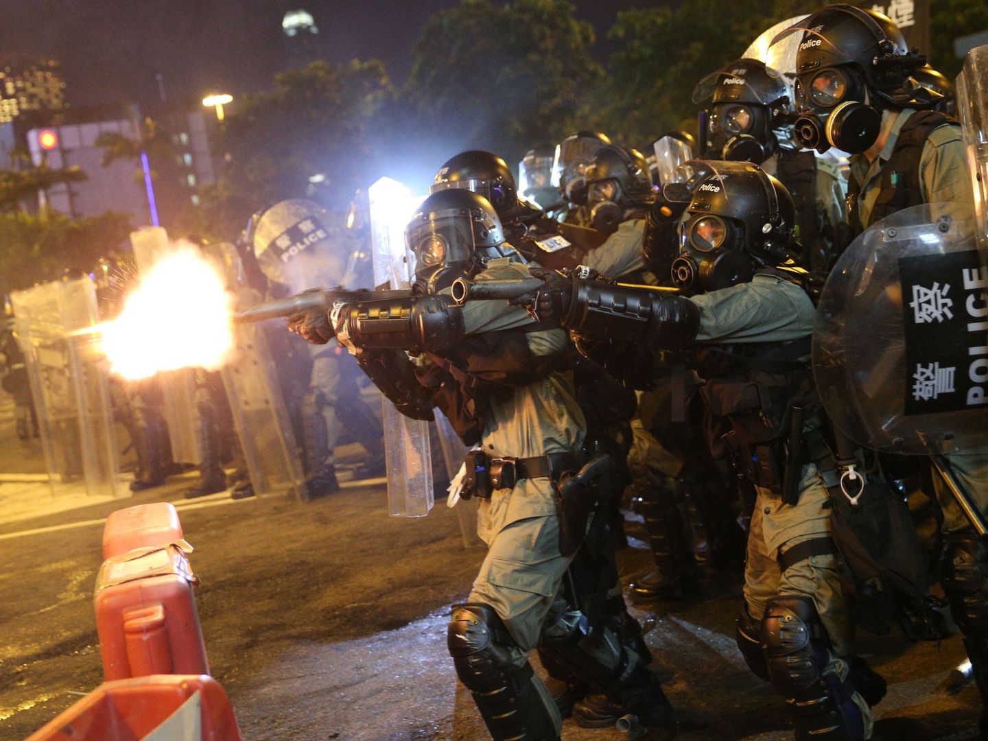 Agentes de policía disparando contra los manifestantes en Hong Kong. (Reuters)
