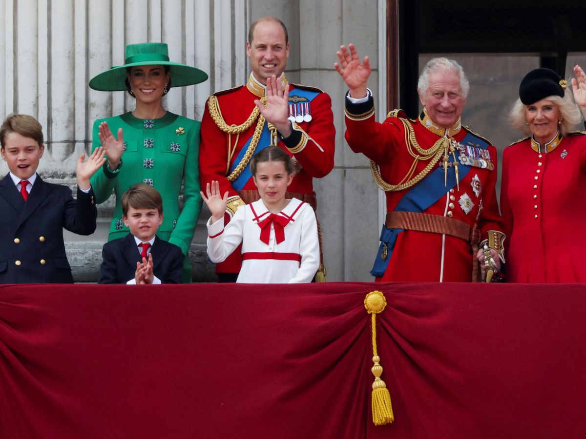 Foto: La familia real británica saludando durante el Trooping the Colour. (REUTERS/Toby Melville)