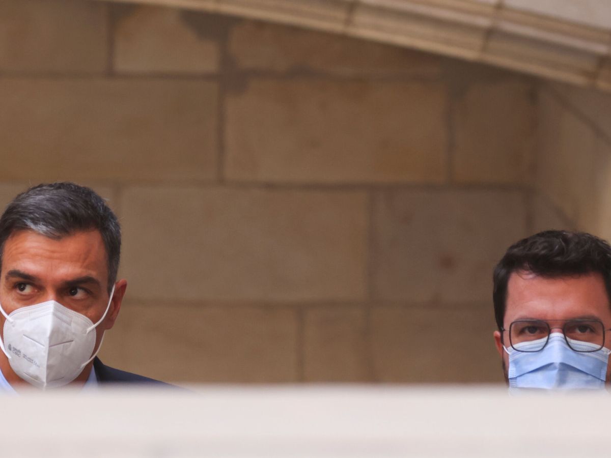 Foto: Pedro Sánchez junto a Pere Aragonès. (Reuters/Nacho Doce).