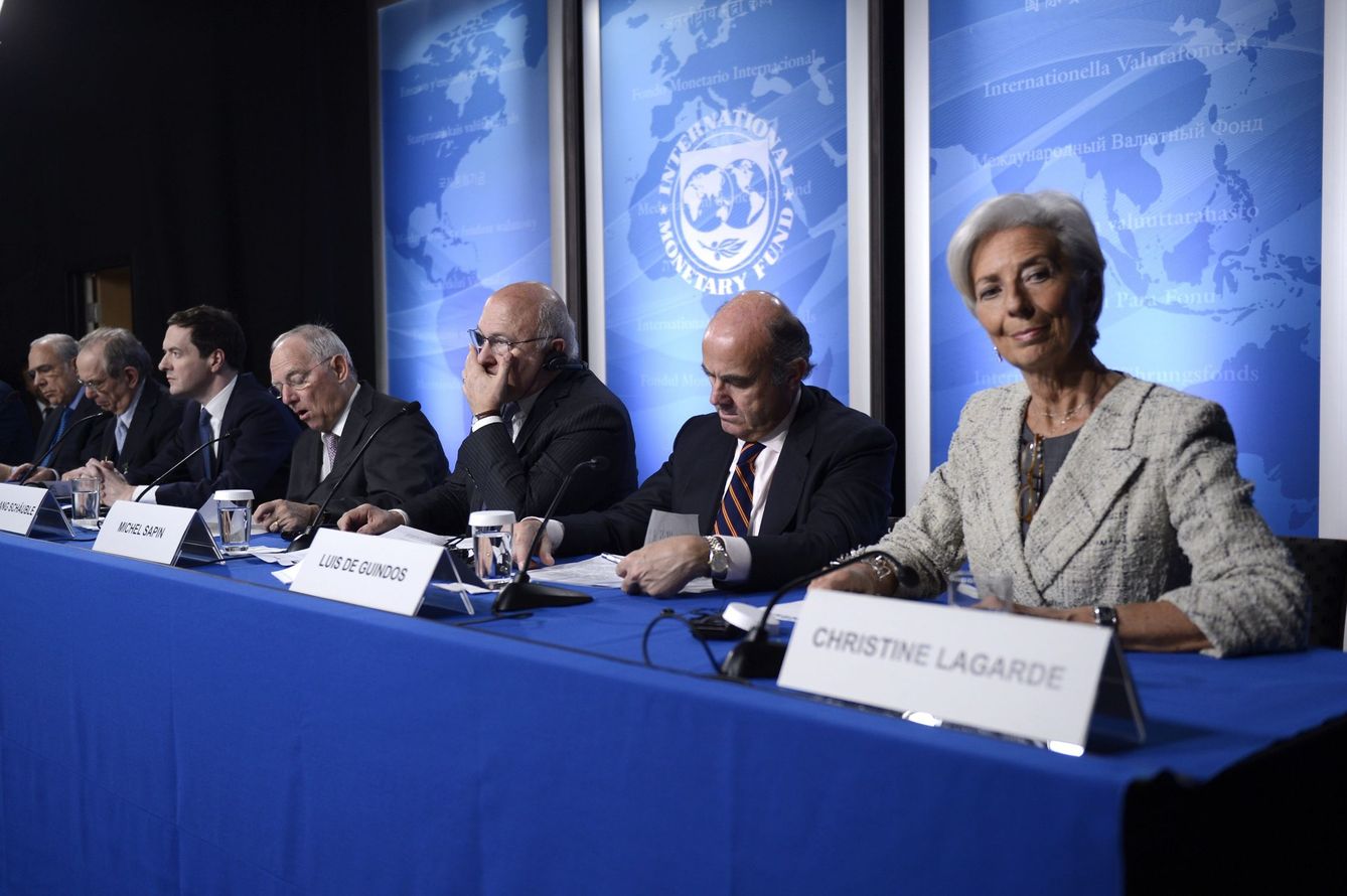Luis de Guindos y los ministros de Finanzas del G5 en un acto en la sede del FMI sobre acciones contra el fraude fiscal, el lavado de dinero y la transparencia a nivel global, en abril de 2016 (EFE)