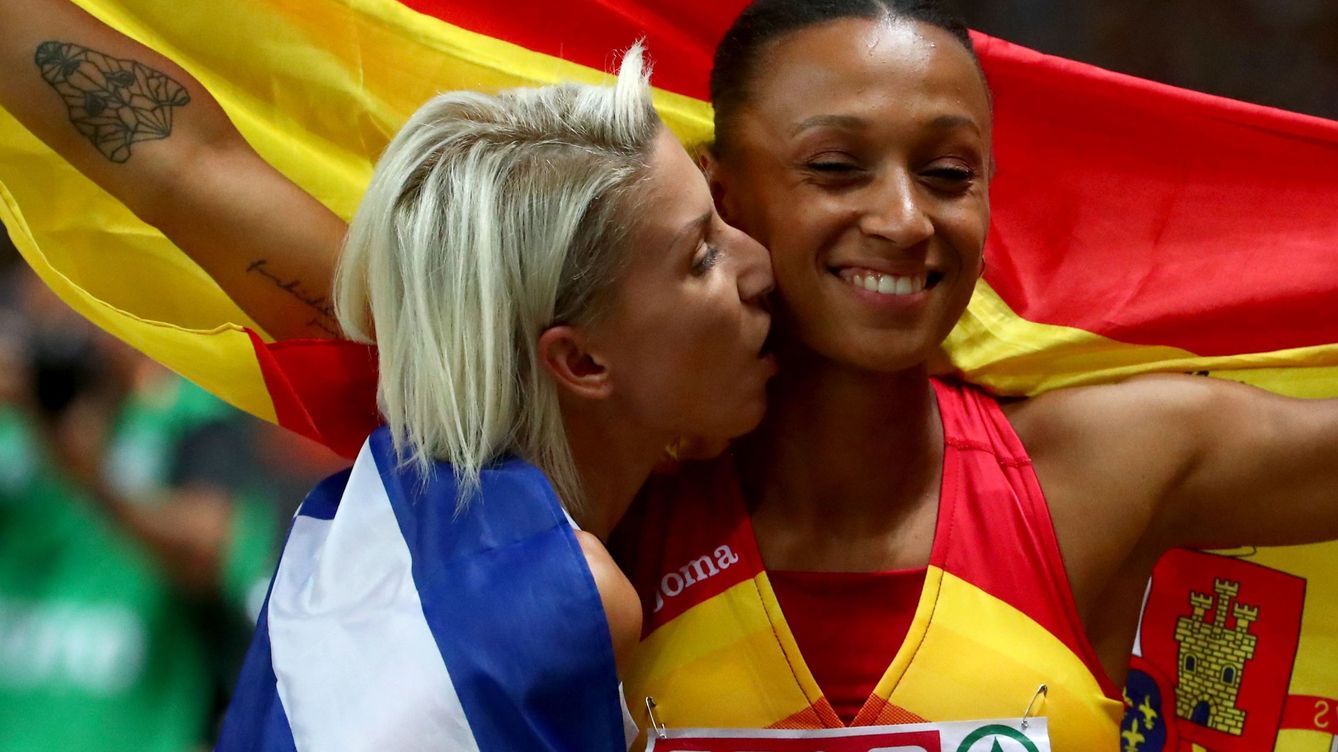 Foto: La campeona de Europa de triple salto, Paraskevi Papahristou, besa a Ana Peleteiro, medallista de bronce. (Reuters)