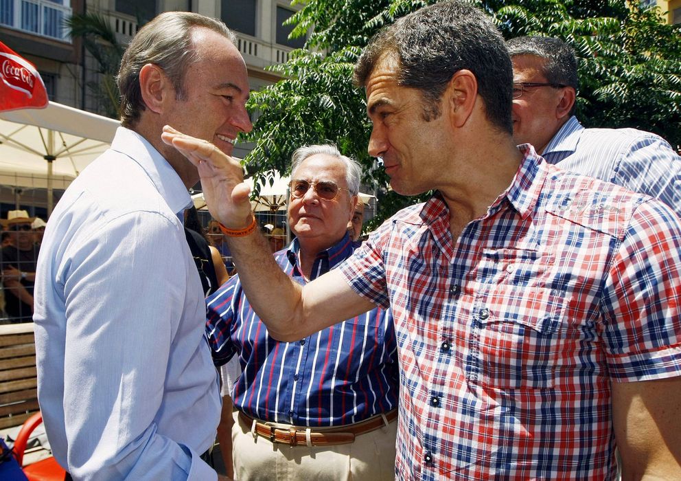 Foto: El actor y diputado de UPyD, Toni Cantó (d), saluda al presidente de la Comunidad Valenciana, Alberto Fabra. (EFE)