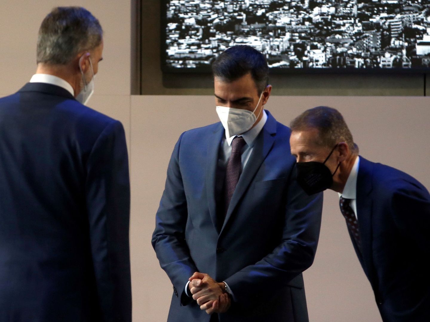 Felipe VI, junto al presidente del Gobierno, Pedro Sánchez (c), y el presidente del Grupo Volkswagen, Herbert Diess. (EFE)