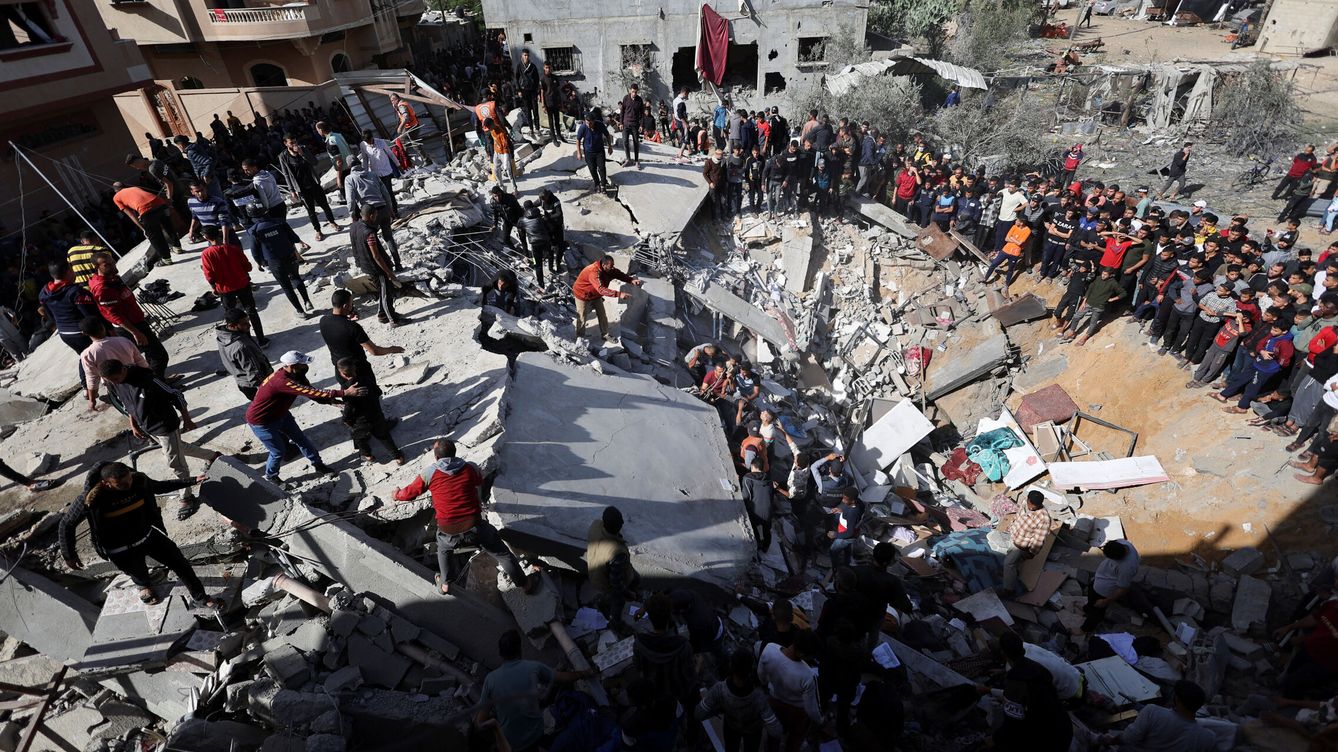 Foto: Palestinos tras un ataque israelí contra una vivienda en Rafah. (Reuters/Ibraheem Abu Mustafa)