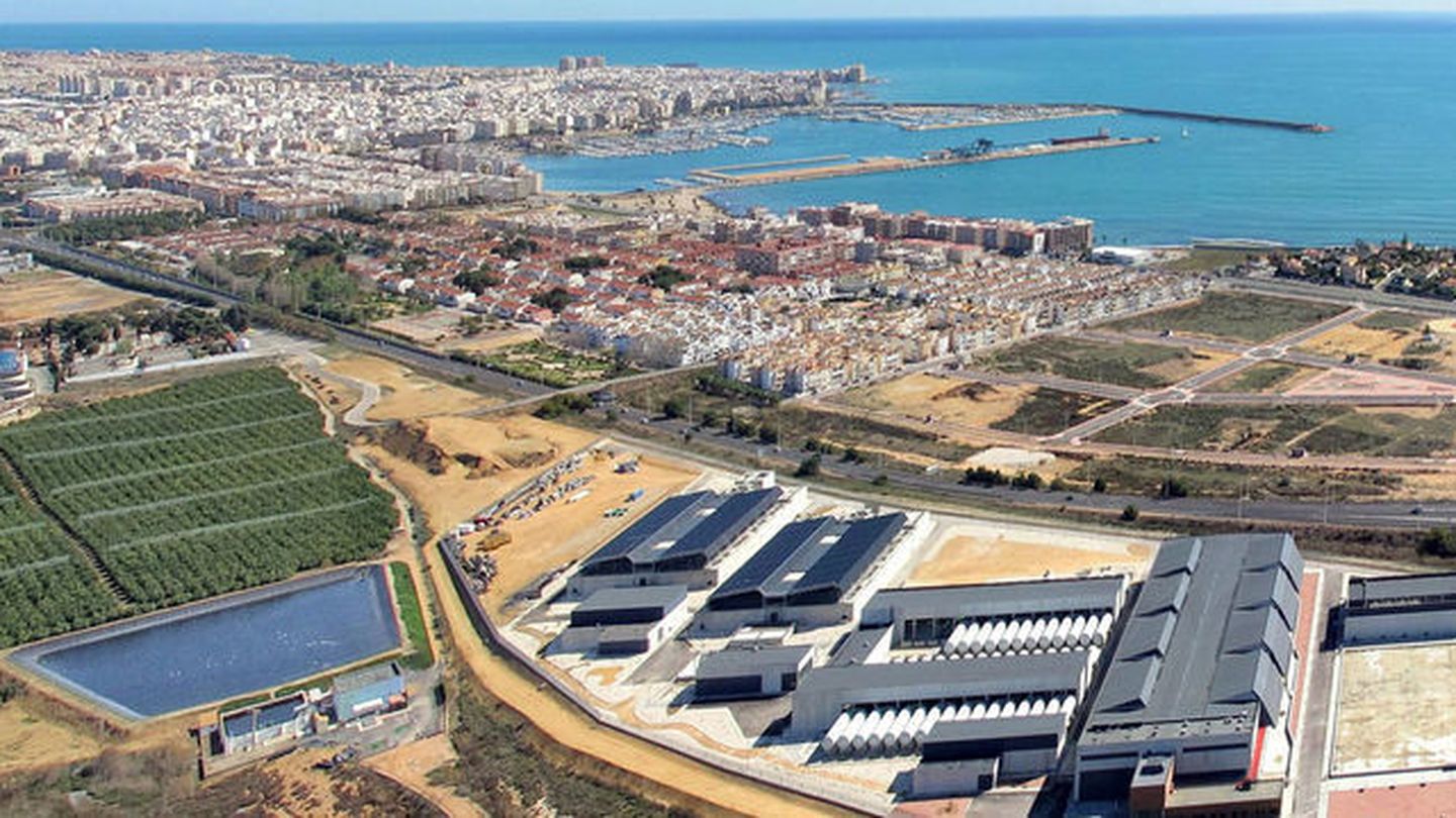 En primer término, la desaladora de Torrevieja (Alicante). (EFE)