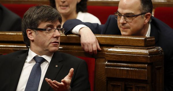 Foto: Jordi Turull, dialogando con Carles Puigdemont en el 'Parlament'. (EFE)