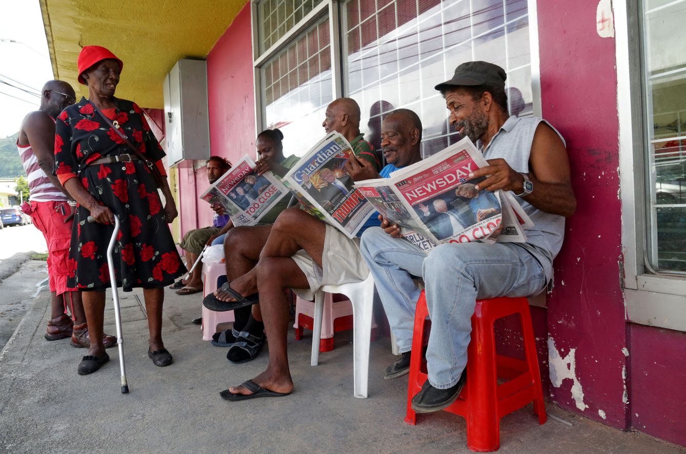 Trinitarios se reúnen a leer la prensa en Puerto España, la capital, en noviembre de 2016 (Reuters)