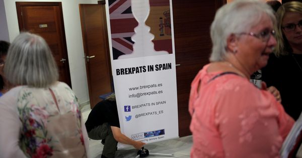 Foto: Británicos de La Cala de Mijas se informan de Brexpats in Spain. (Reuters)