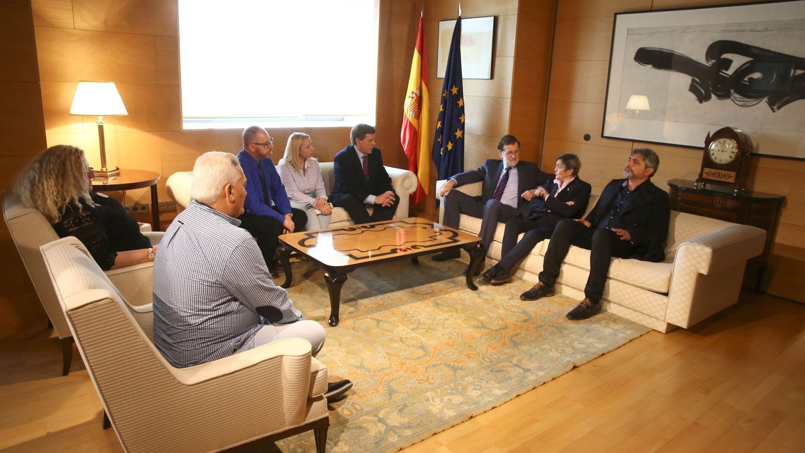 Foto: Mariano Rajoy se reúne con los padres de las víctimas que piden no derogar la cadena perpetua revisable, este 15 de marzo en el Congreso. (EFE)