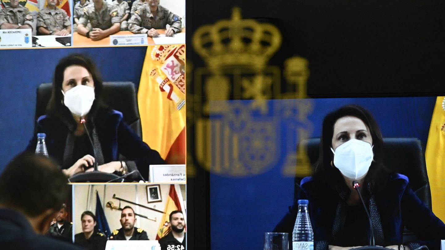 La ministra de Defensa, Margarita Robles, felicita por videoconferencia a los militares desplegados en el exterior. (EFE)