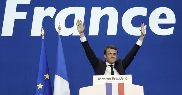 Foto: El socioliberal Emmanuel Macron celebra los resultados tras la primera vuelta de las elecciones en Francia. (REUTERS) 