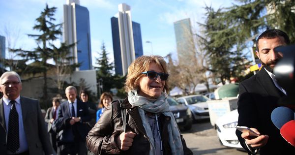 Foto: La relatora de la ONU, Agnés Callamard (c), intenta visitar el consulado saudí, que le ha prohibido la entrada, en Estambul. (EFE) 