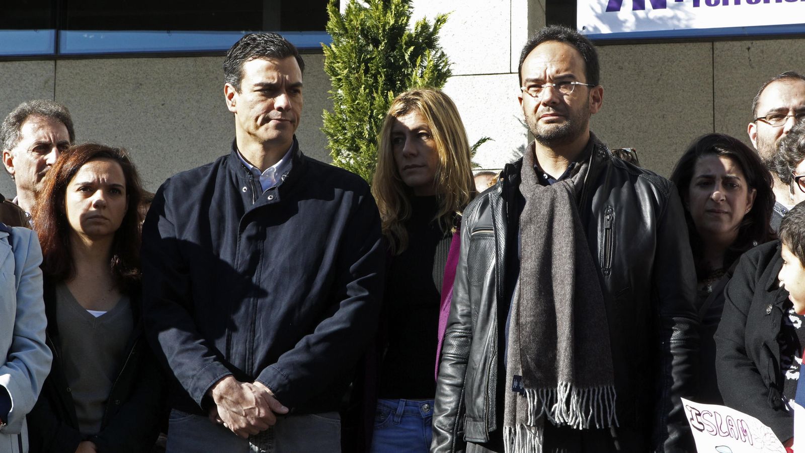 Foto: Pedro Sánchez y Antonio Hernando, durante el minuto de silencio que se guardó en el Ayuntamiento de Getafe el pasado 15 de noviembre. (EFE)