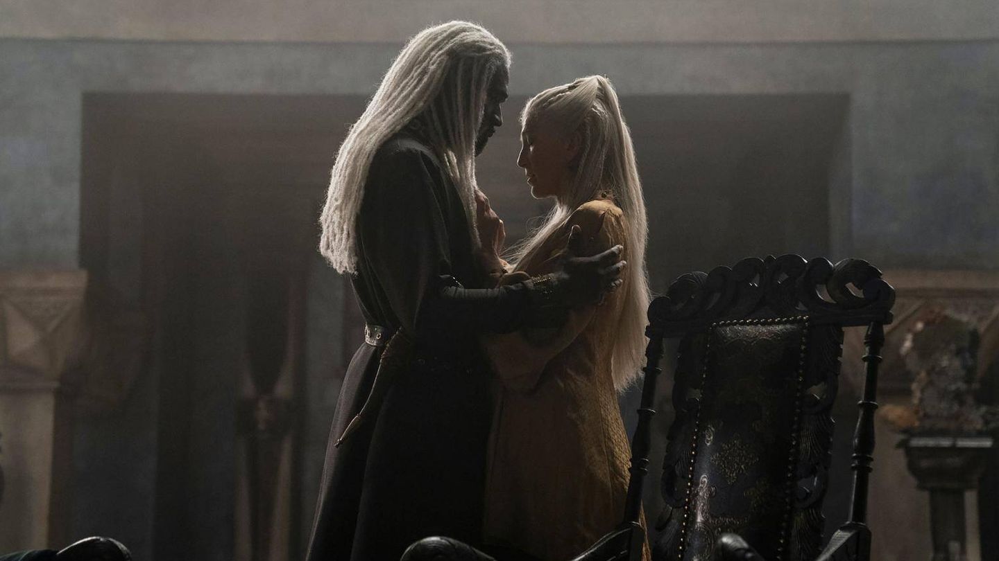 Lord Velaryon (Steve Toussaint) y Rhaenys Targaryen (Eve Best), en 'La casa del dragón'. (HBO)