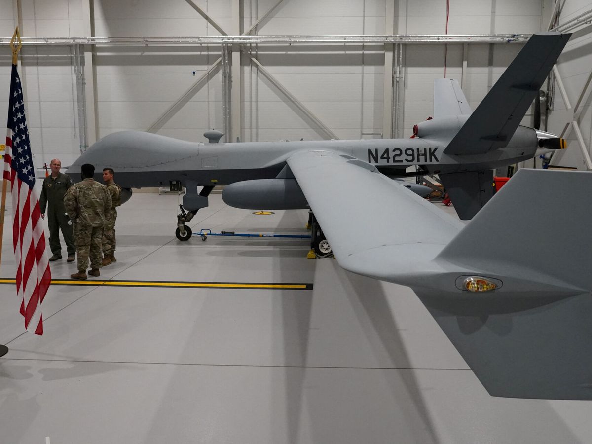 Foto: Un avión no tripulado MQ-9 Reaper de las Fuerzas Aéreas de EEUU en un hangar de la Base Aérea de Amari, Estonia. (Reuters/Janis Laizans)