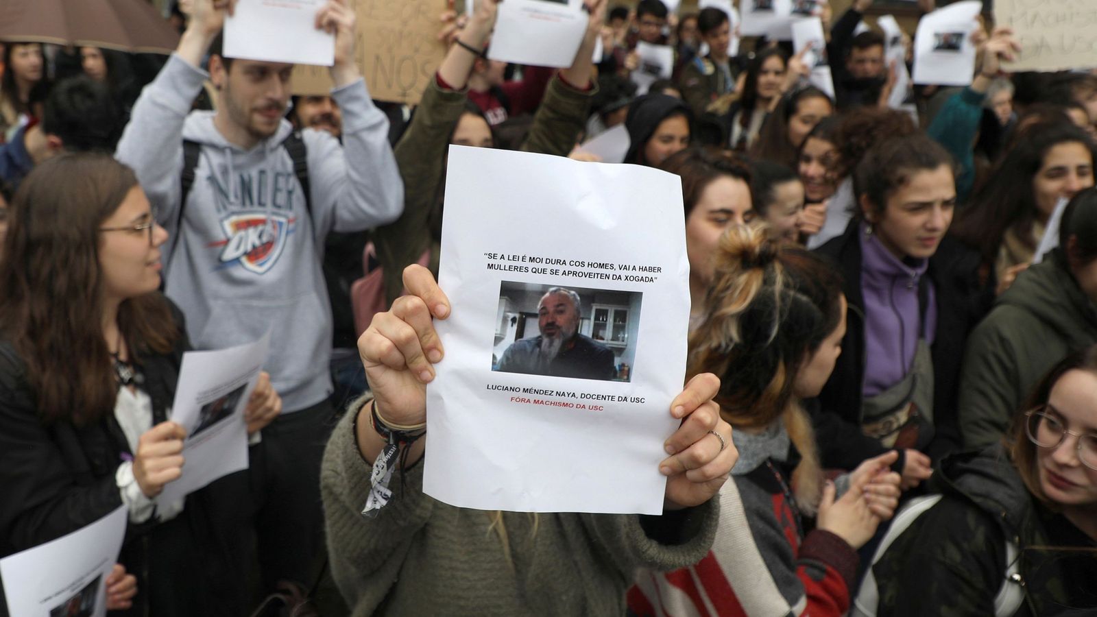 Foto: Estudiantes de la USC piden inhabilitar Luciano Méndez Naya. (EFE)
