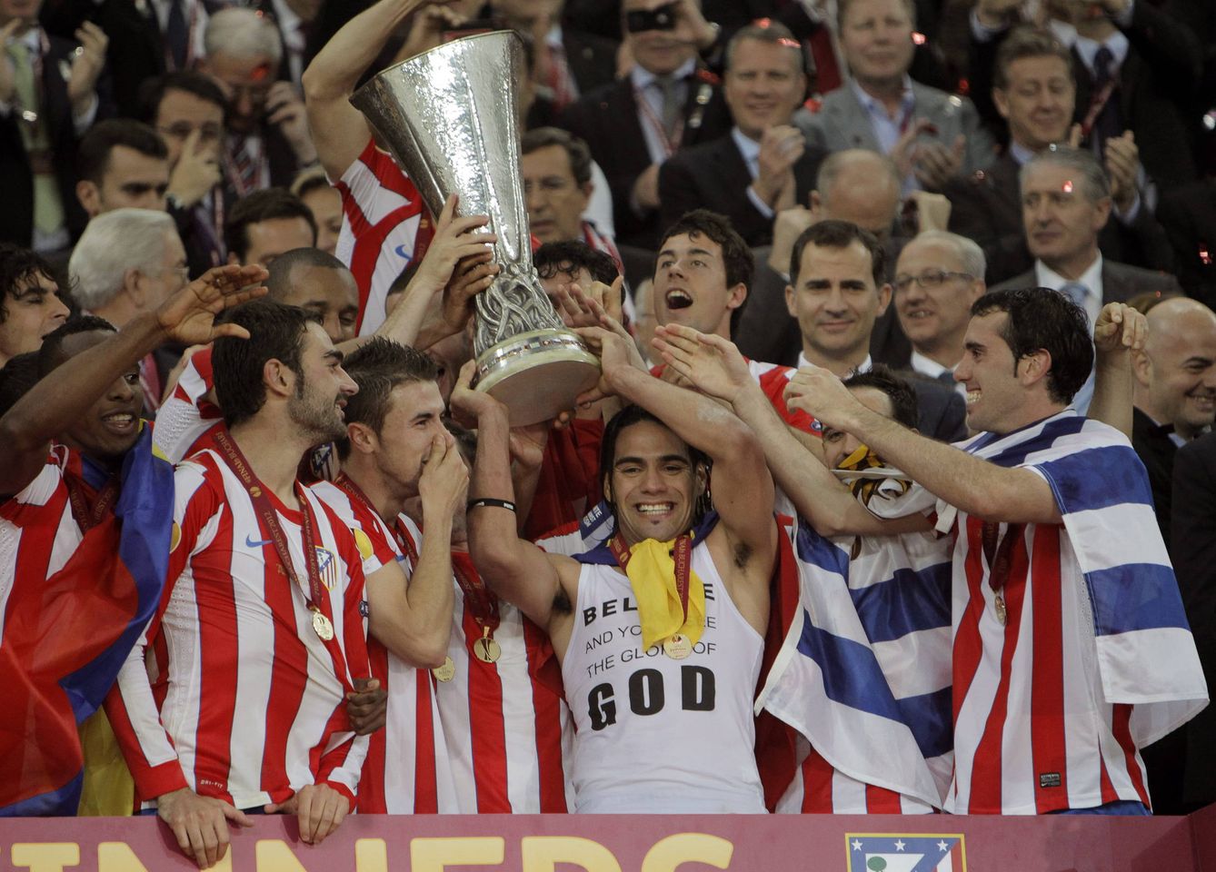 El Atlético de Madrid celebra la Europa League ganada en 2012 en Bucarest. (EFE)