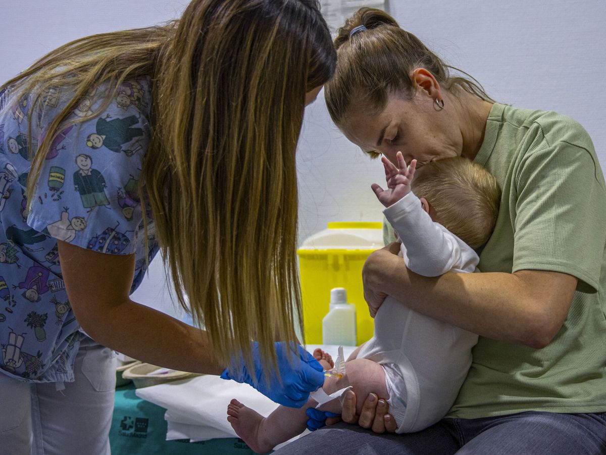 Foto: Una enfermera realizando labores sanitarias. (EFE/Daniel González)