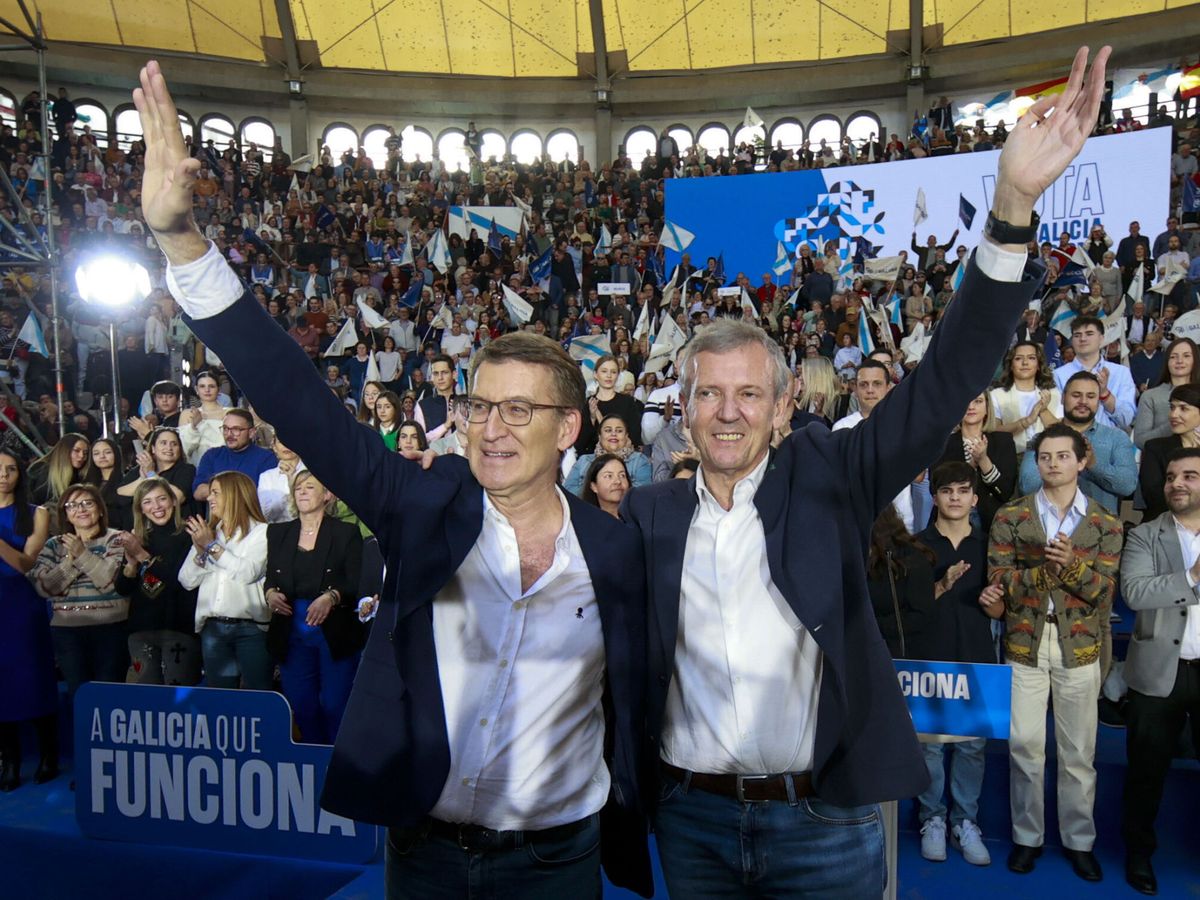 Foto: El líder del PP, Alberto Núñez Feijóo, y el presidente de la Xunta y candidato a la reelección, Alfonso Rueda, en un mitin este sábado. (EFE/Lavandeira Jr.)