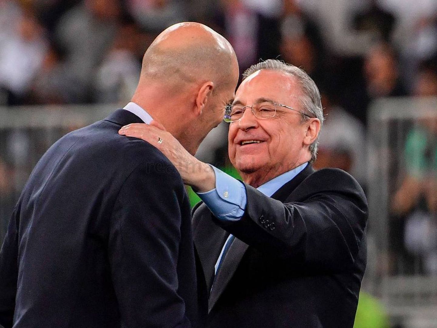 Florentino Pérez felicita a Zinedine Zidane. (Realmadrid.com)