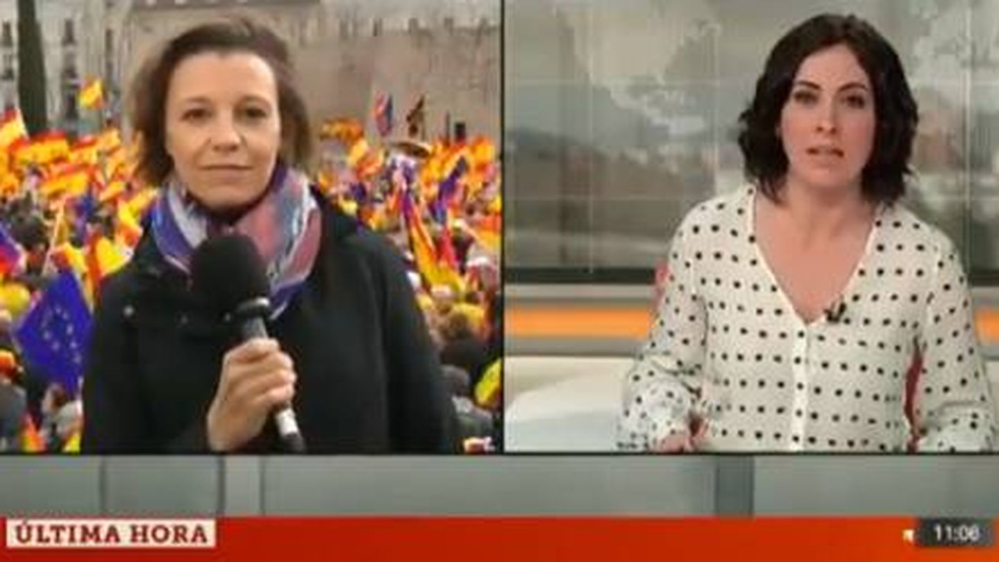 La reportera Montse Sánchez camuflada en la manifestación de Colón. (TV3)
