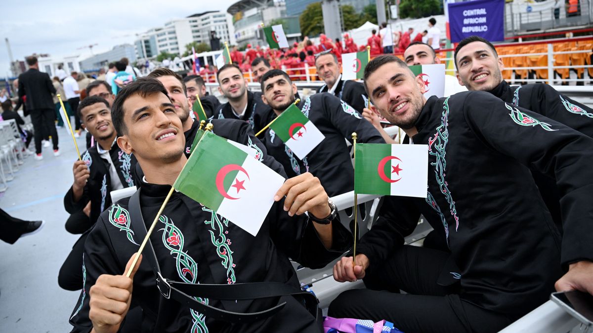 El emotivo homenaje de los deportistas argelinos a los 300 asesinados por la policía francesa