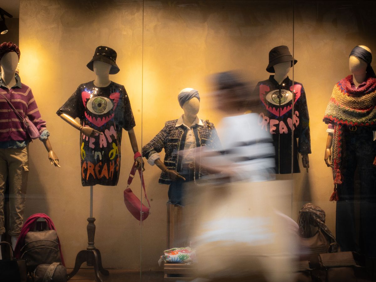 Foto: Varios maniquíes, en una tienda de ropa. (Europa Press/David Zorrakino)
