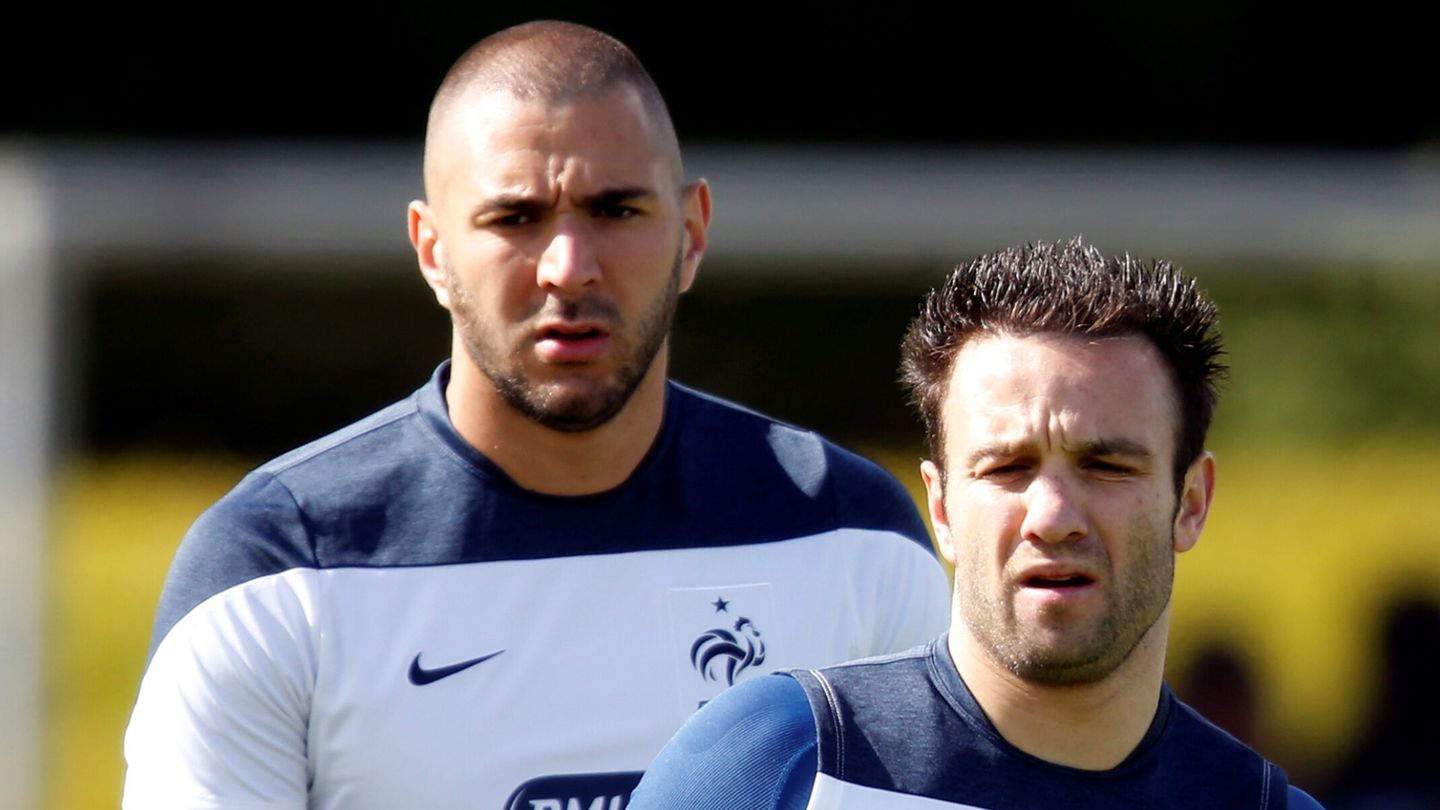 Mathieu Valbuena y Karim Benzema. (REUTERS/Charles Platia)