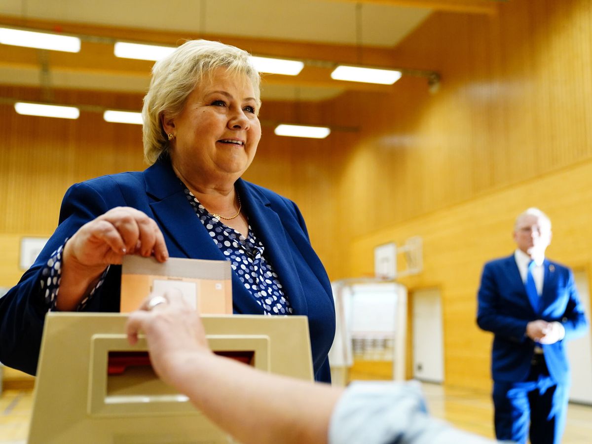 Foto: La primera ministra noruega Erna Solberg vota durante la jornada electoral. (Reuters)