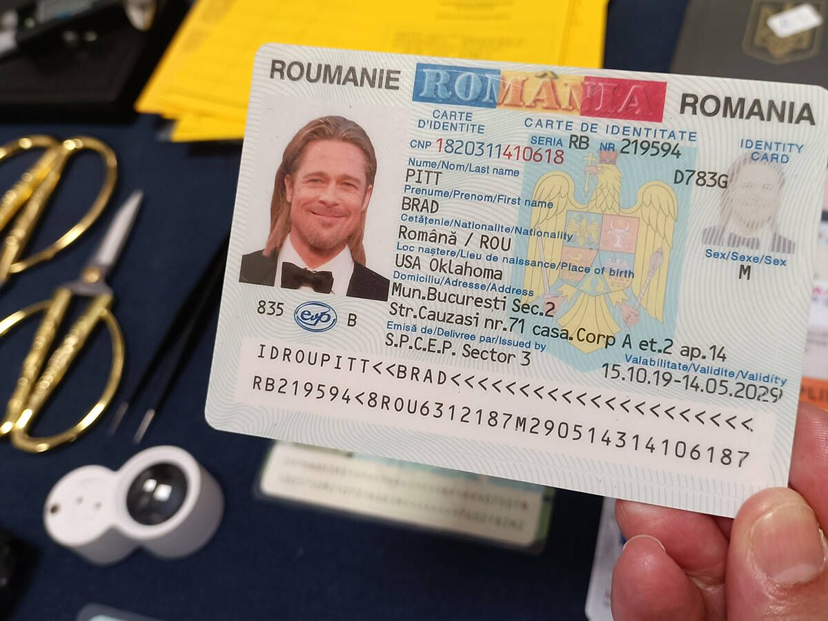 Foto: DNI rumano hecho a nombre de Brad Pitt incautado en la operación Riga. (P. D. A.)