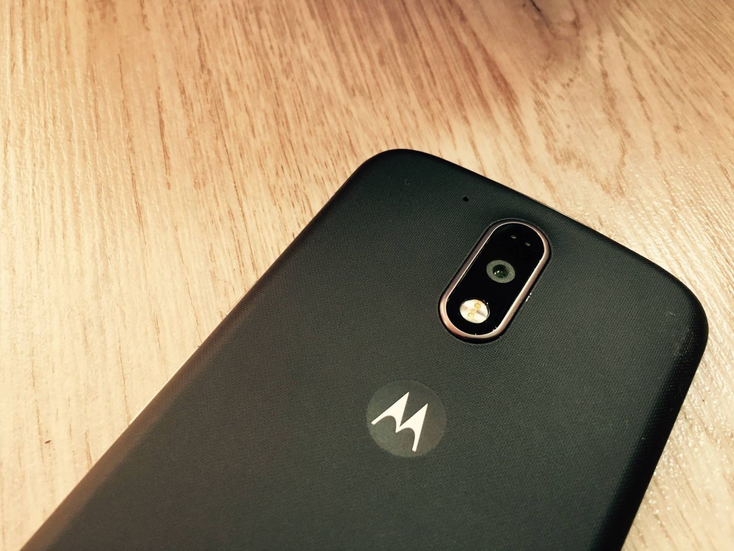 Los acabados del Moto G4 recuerdan que es un teléfono de gama baja. (J. E.)