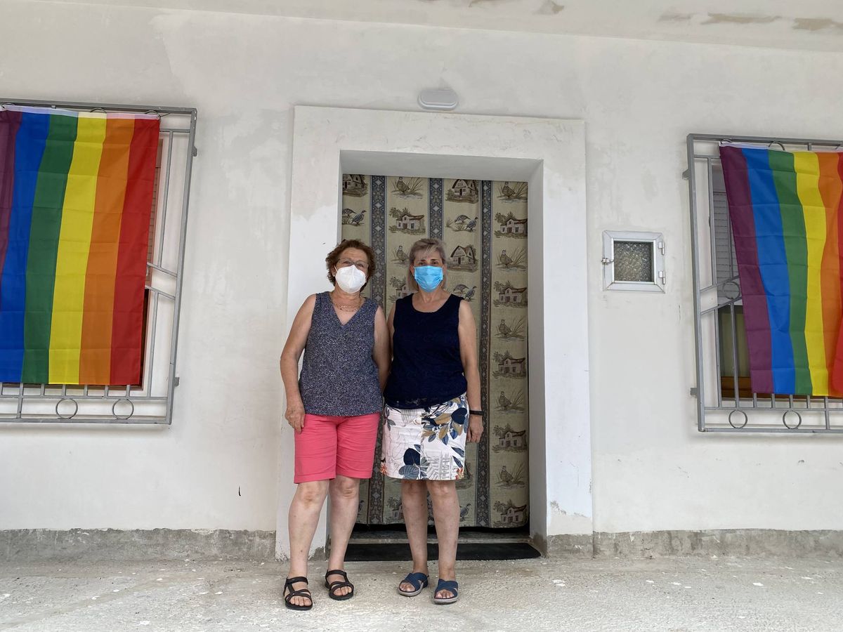 Foto: Isabel Campaña y Dolores Granados, vecinas de la calle Mirlo, este viernes en Villanueva de Algaidas, delante de la casa de Dolores. (Agustín Rivera)