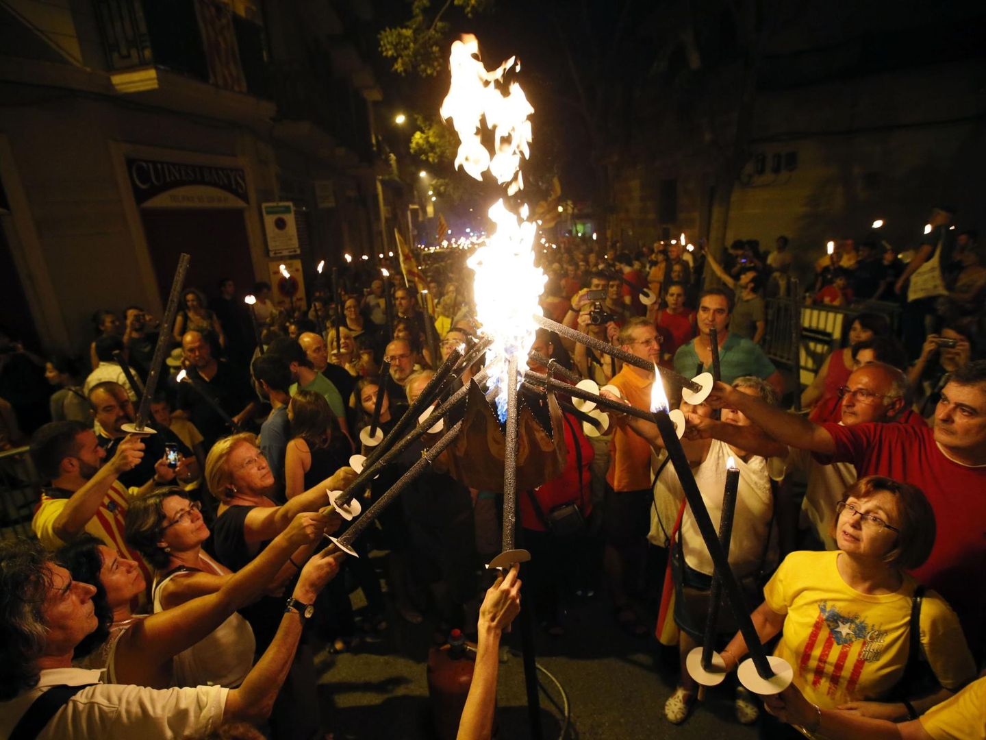 La gente enciende antorchas en la víspera de la Diada de Cataluña en 2014. (Reuters)
