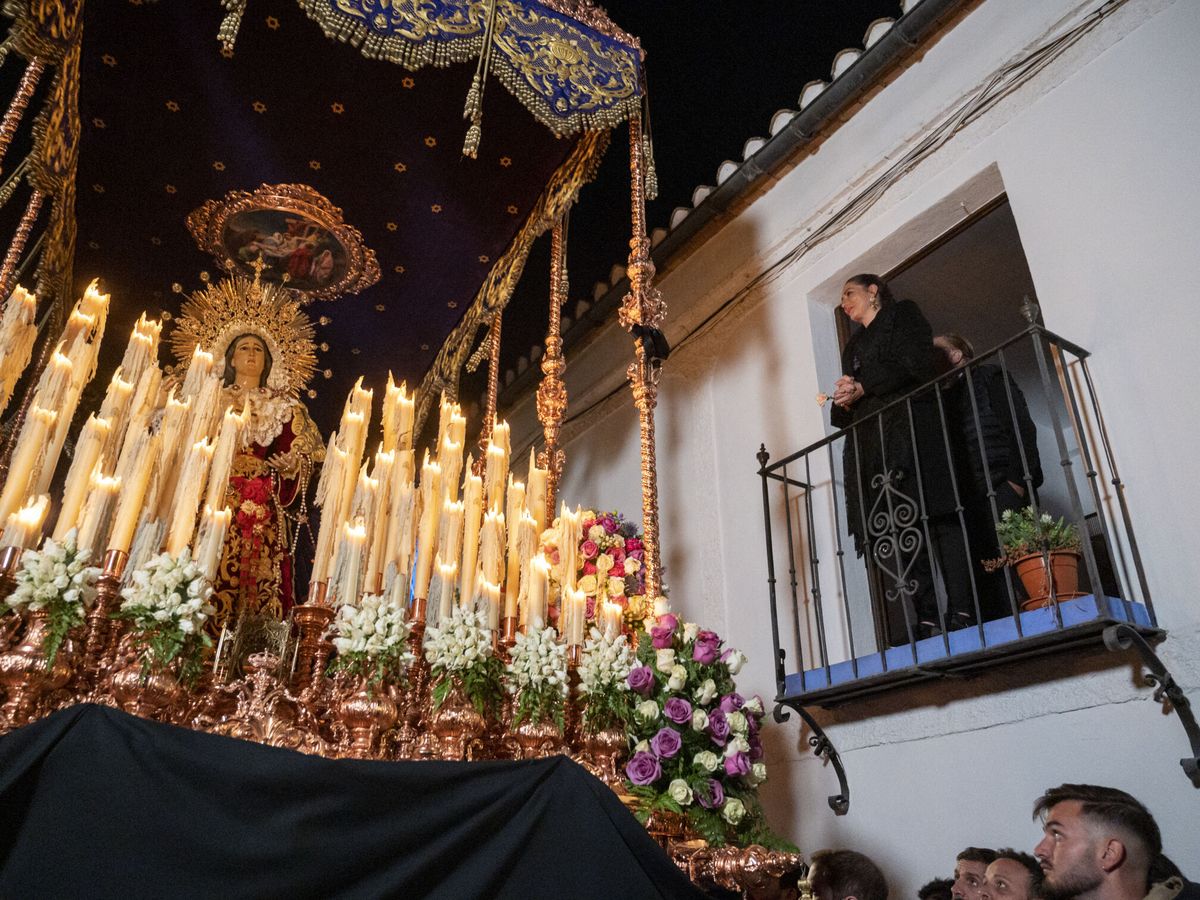 Foto: Vista de un paso de Semana Santa en Granada. (EFE/Miguel Ángel Molina)