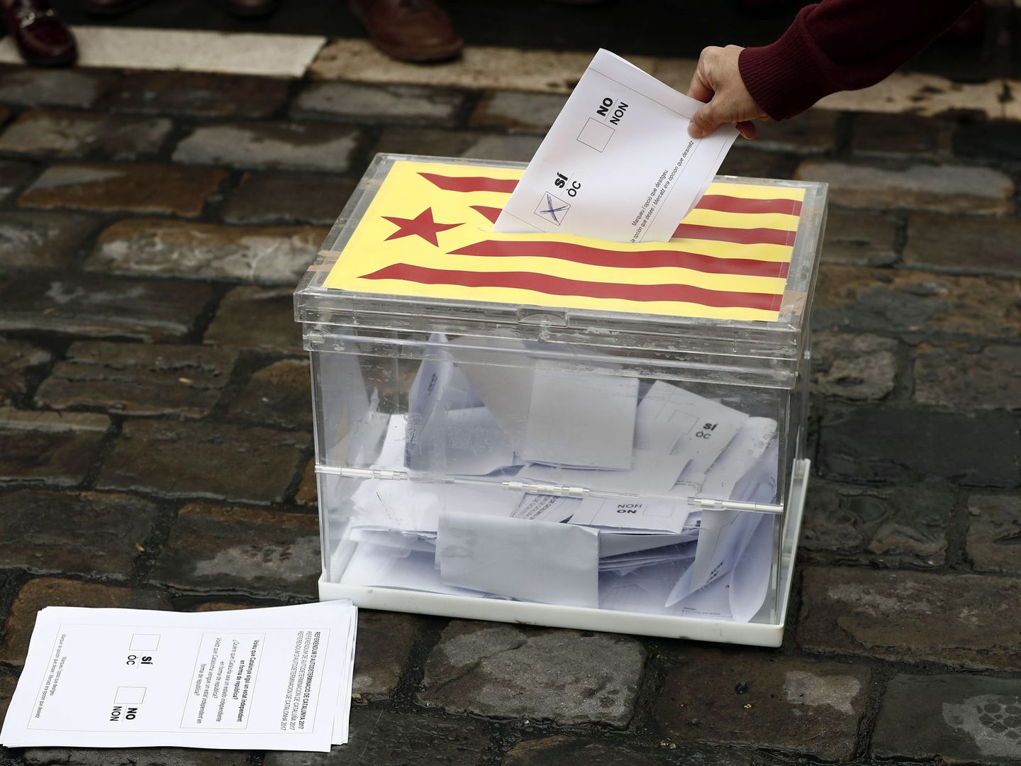 Escenificación de una votación del referéndum de Cataluña. (EFE)