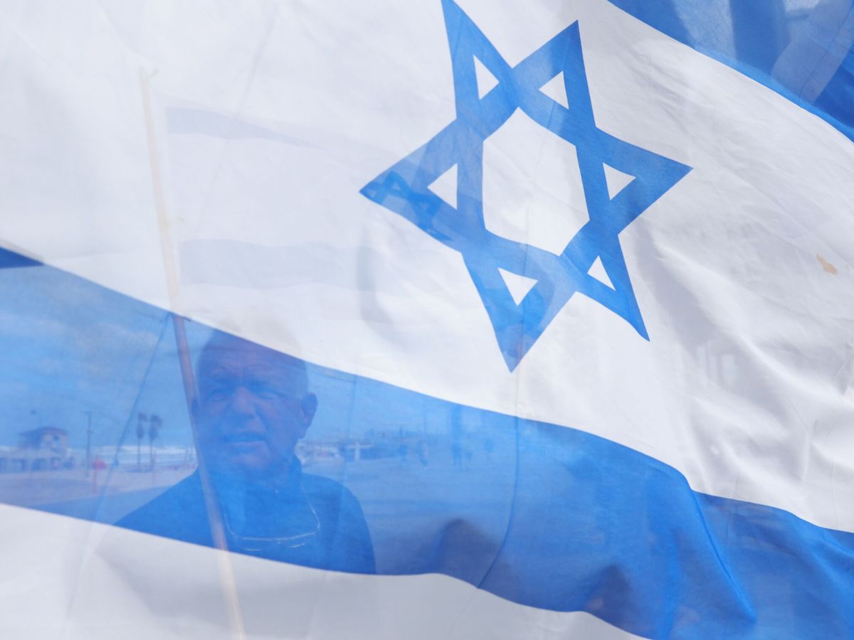 Foto: Un hombre se ve detrás de una bandera israelí. (EFE/Abir Sultan)