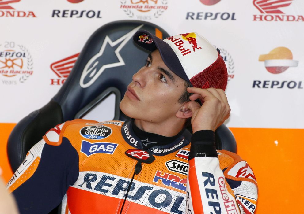 Foto: Márquez, reflexivo en su box, durante el Gran Premio de Japón que se disputó en el circuito de Motegi. 