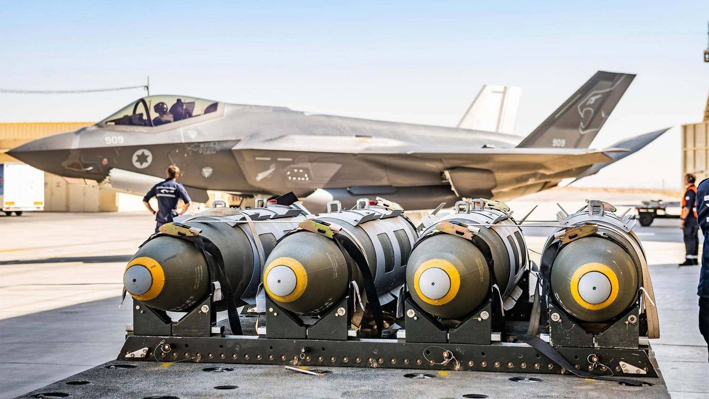 Bombas JDAM (para uso real) a punto de cargarse en un F-35 Adir. (IAF)