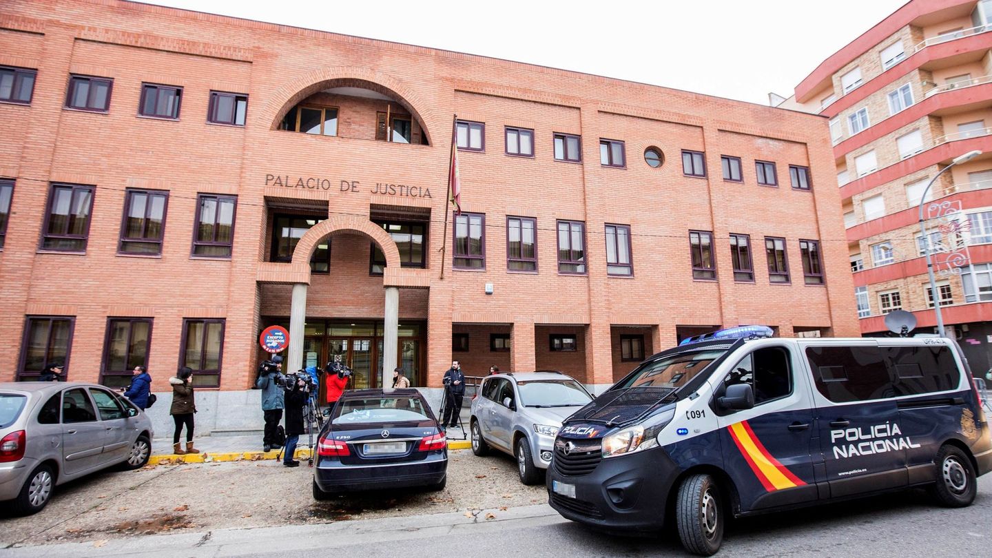Un furgón de la Policía Nacional, a las puertas de los juzgados de Aranda de Duero. (EFE)