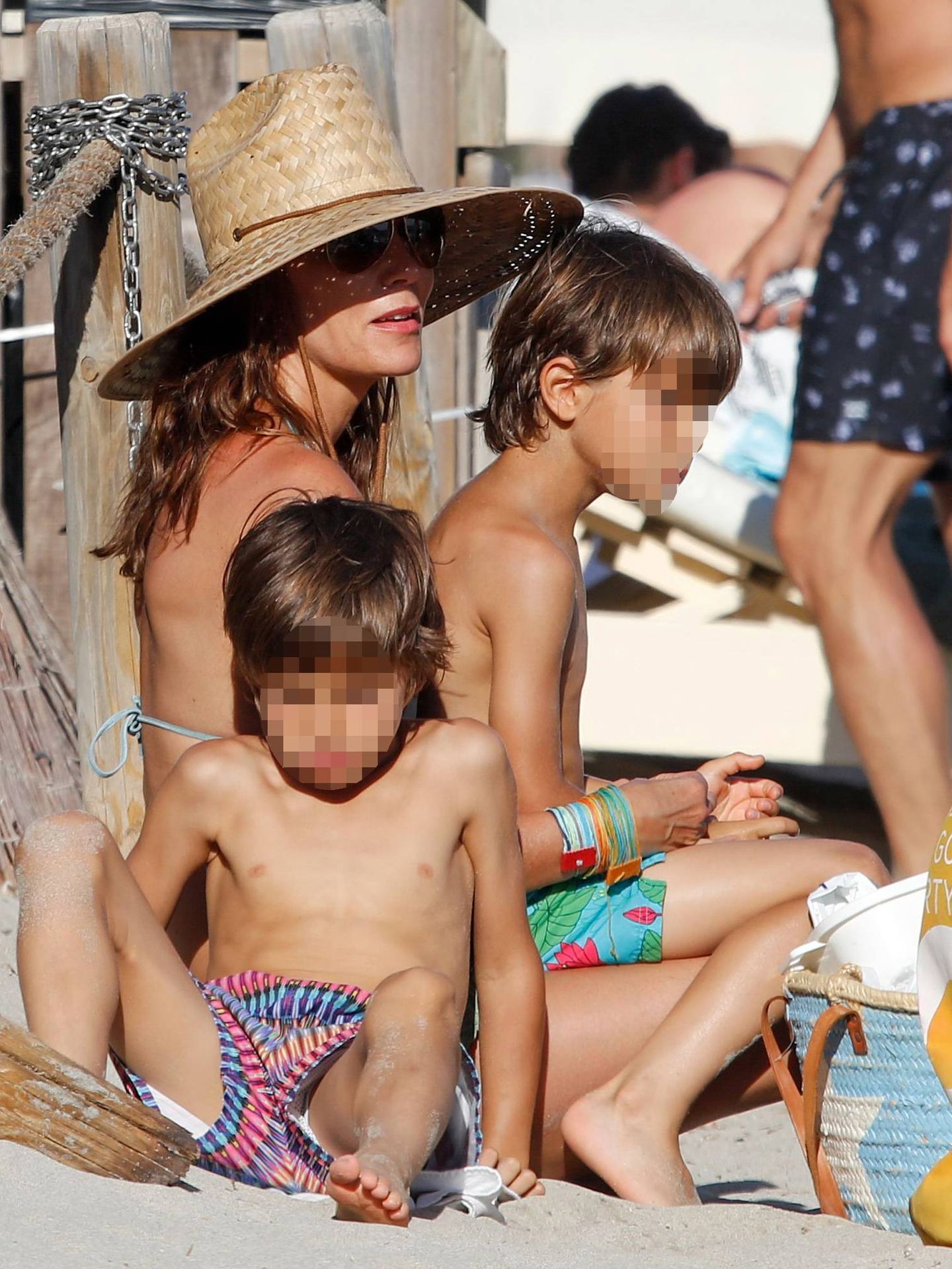 Mar Flores, en Ibiza a principios de julio con sus hijos. (Cordon Press)