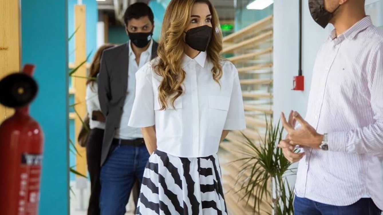 Vuelve la Rania de Jordania más estilosa y su look tiene un toque celebrity