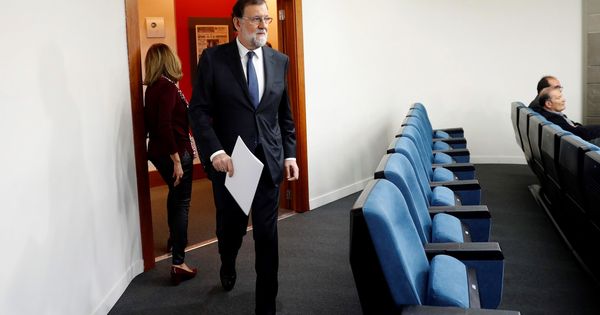 Foto: Mariano Rajoy llegando a la comparecencia ante los medios de comunicación en el Palacio de la Moncloa. (EFE)